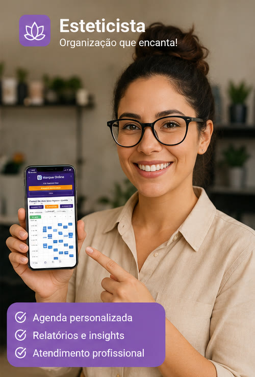 Esteticista usando o MarqueOnline no celular